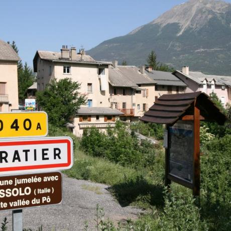 A l'entrée du village de Baratier dans les Hautes-Alpes