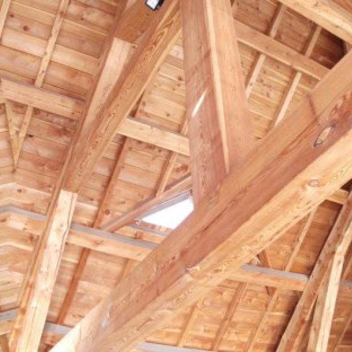 Halle en Mélèze sur la place du village de Baratier