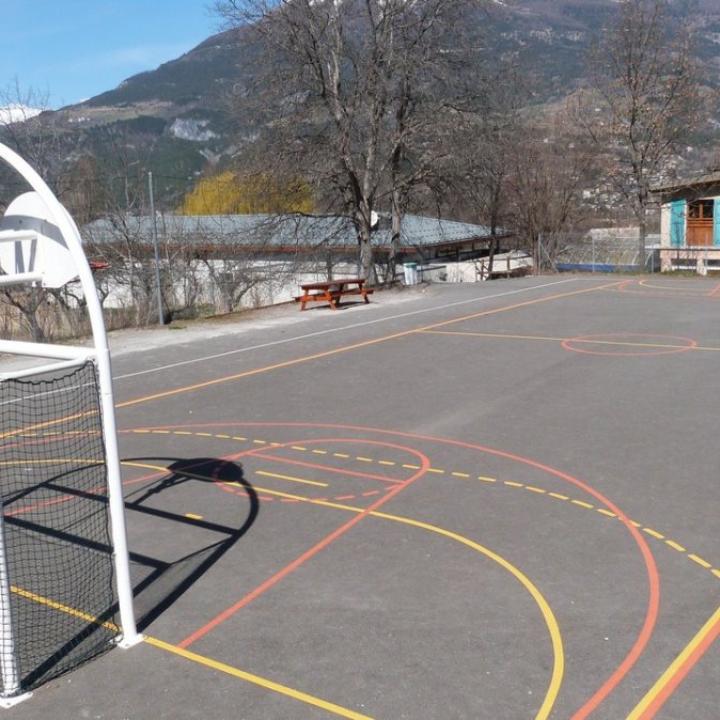 Plateau sportif de l'école de baratier Plateau sportif de l'école de baratier